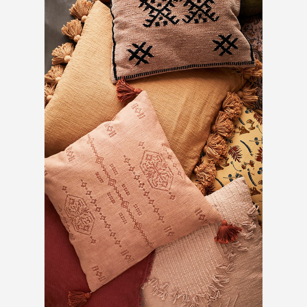 Cojín étnico coral. Coral ethnic cushion. Madam Stoltz. Textil. Textile. Nomad Estilo.